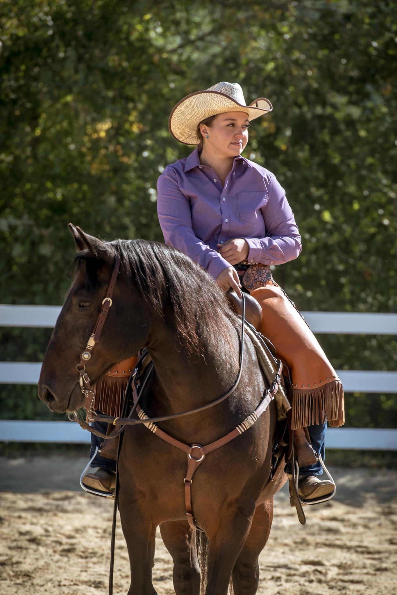 Small Town Horsemanship Ariana Gunderson is a passionate horse trainer and riding instructor based in the picturesque Lakes Region of New Hampshire.